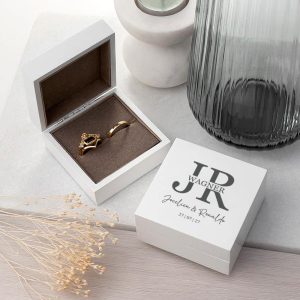 Houten Ringendoosje Bruiloft – Modern Split Monogram