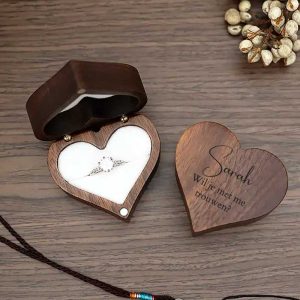 Gepersonaliseerd Walnoot Ringdoosje voor je Aanzoek